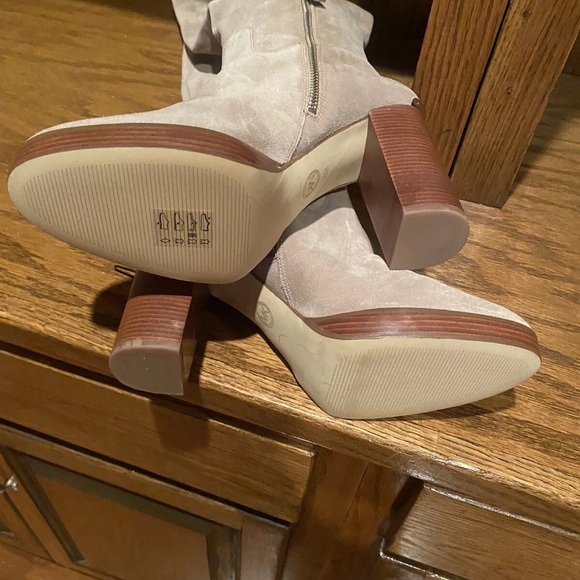 Michael Kors Elegant Beige Knee-High Women's Boots - Picture 9 of 16